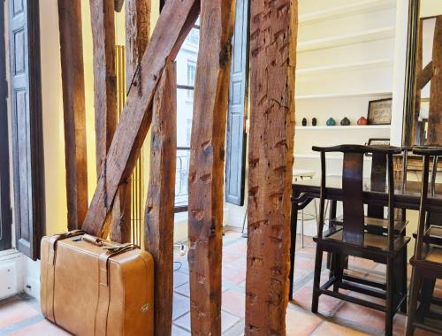 Le Marais style APT with 3 bdrs 3 mns Republique N3-43
