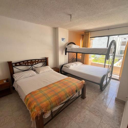 RodaderoEdificio MARBAGUERI的一间卧室，有两张双层床和一扇窗户