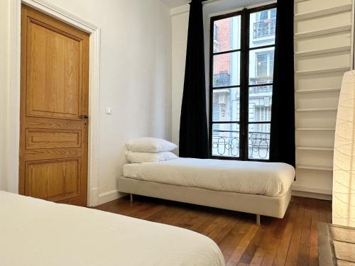 Le Marais style APT with 3 bdrs 3 mns Republique N3-43