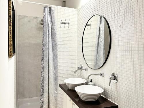 Le Marais style APT with 3 bdrs 3 mns Republique N3-43