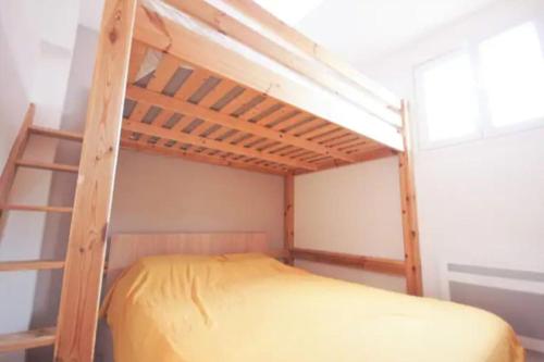 Ένα ή περισσότερα κρεβάτια σε δωμάτιο στο T2 Rez de jardin accès direct plage