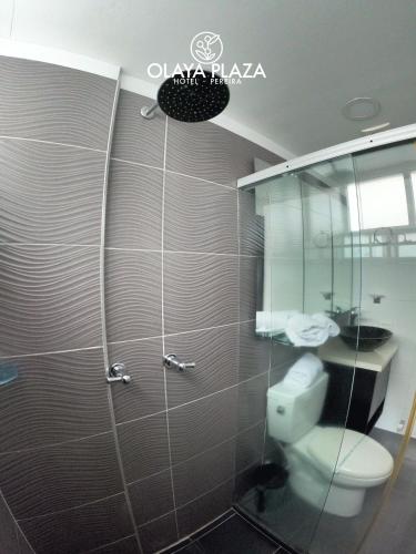 Bilik mandi di Hotel Olaya Plaza
