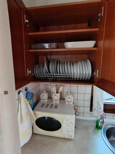 a kitchen with a microwave and a sink at VILLA NIKOLETTA in Eleftheroúpolis