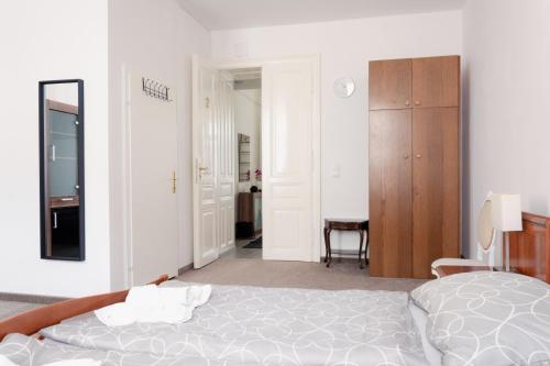 a bedroom with a bed and a desk in it at Ostarrichi in Vienna