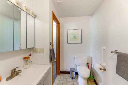 Bilik mandi di Walk to Beach Oregon Coast Escape with Hot Tub!