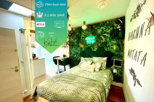 - une chambre avec un mur vert et un lit dans l'établissement Studio La Jungle bellifontaine, à Fontainebleau