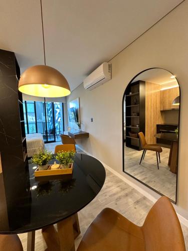 a living room with a table and a mirror at Estudio Premium Zentrum in Asuncion