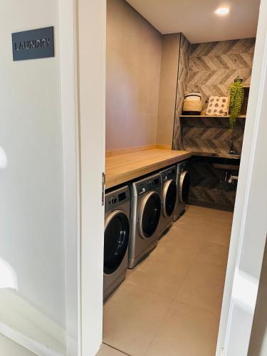 a laundry room with a washer and dryer at Estudio Premium Zentrum in Asuncion