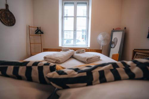 - 2 serviettes sur 2 lits dans une chambre avec fenêtre dans l'établissement LES PETITS ROYS - Proche centre ville - Cosy, à Châteauroux