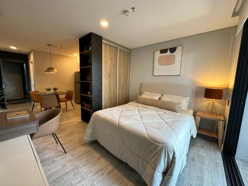 a bedroom with a bed and a dining room at Estudio Premium Zentrum in Asuncion