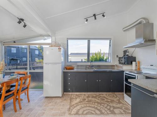 Η κουζίνα ή μικρή κουζίνα στο Coastal Break Bach - Whangamata Holiday Home
