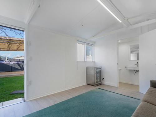 Η κουζίνα ή μικρή κουζίνα στο Coastal Break Bach - Whangamata Holiday Home