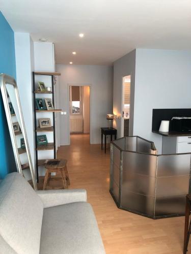 un salon avec un canapé et une table dans l'établissement Loft 2 BR Loft Effeil tower AC by LCC Agency, à Paris