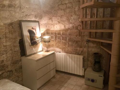 - une chambre avec une commode munie d'une lampe dans l'établissement Loft 2 BR Loft Effeil tower AC by LCC Agency, à Paris