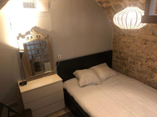 une petite chambre avec un lit et un miroir dans l'établissement Loft 2 BR Loft Effeil tower AC by LCC Agency, à Paris