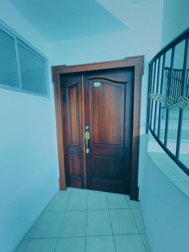 a rendering of a wooden door in a room at Departamento en el Centro con Garaje in Loja