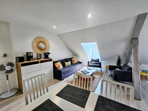 un salon avec un canapé et une table dans l'établissement Appartements Up & Down by Beds76, à Rouen