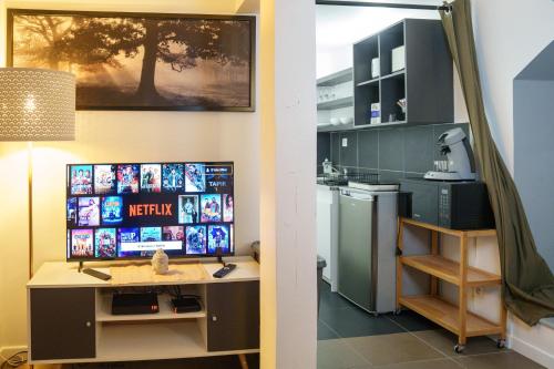  La cuisine est équipée d'un bureau et d'un réfrigérateur. dans l'établissement Appartement au Cœur de Strasbourg, à Strasbourg