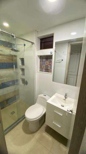 ein Badezimmer mit Toilette, Dusche und Waschbecken in der Unterkunft Upar Suite Apartamento con Aire Acondicionado y piscina in Valledupar