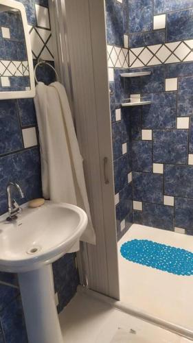 a bathroom with a sink and a toilet and a shower at Liberdade! Apto no centro! in Caçador