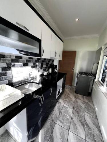 a kitchen with a sink and a counter top at Fare Apetahi - Maison 2 Chambres in Uturoa