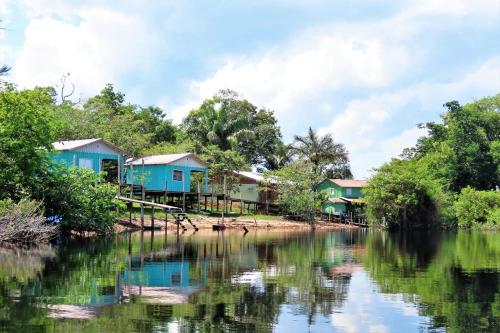 un grupo de casas a orillas de un río en Casa Toca do Tatu, en Manacapuru