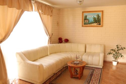 a living room with a white couch and a table at Cómoda casa para parejas in Coquimbo