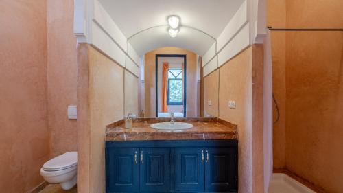 a bathroom with a sink and a toilet at la villa du golf in Sfiani