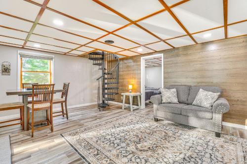 Okee Bay House on Lake Wisconsin with Private Dock!にあるシーティングエリア