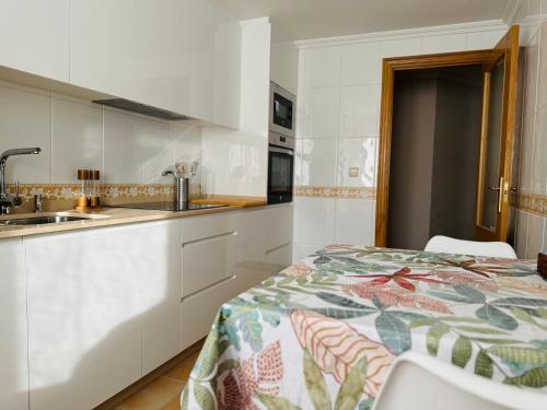 Kuchyň nebo kuchyňský kout v ubytování Piso Millenium