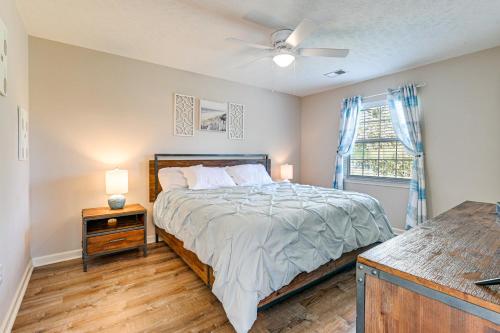 Postel nebo postele na pokoji v ubytování Resort Amenity Access Chic Myrtle Beach Condo!