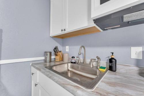 Η κουζίνα ή μικρή κουζίνα στο Quaint 2 Bedrooms in Historic Little Italy