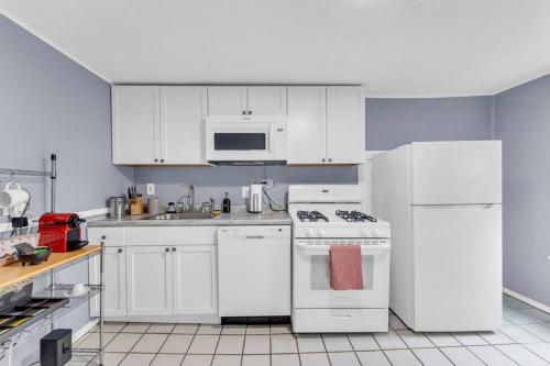 Η κουζίνα ή μικρή κουζίνα στο Quaint 2 Bedrooms in Historic Little Italy