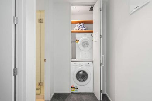a laundry room with a washer and dryer at Waimahana Apartment 4 in Taupo