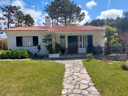 a small white house with a red roof at Casa dos Pinheiros in Casal do Narcizo