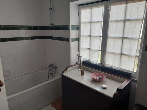 a bathroom with a tub and a bowl on a counter at Casa dos Pinheiros in Casal do Narcizo