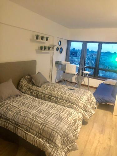 Un pat sau paturi într-o cameră la Departamento Obelisco para 5 personas