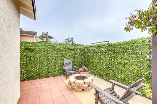 Oceano Studio with Patio and Fire Pit Near Beaches!にあるバルコニーまたはテラス