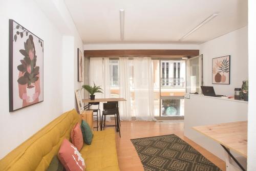 un salon avec un canapé jaune et une table dans l'établissement Porto Automatic, à Porto
