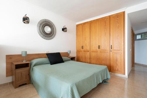 a bedroom with a bed and a mirror on the wall at Studio de Luxe San Agustín in San Agustin