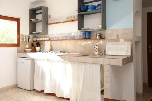 kuchnia z blatem z ręcznikami wiszącymi na niej w obiekcie Apartments by the sea Milna, Vis - 8943 w mieście Rukavac