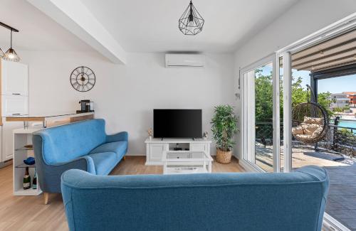 Beachfront family-friendly house with hot tub Kanica, Rogoznica - 16304