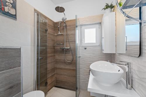 Beachfront family-friendly house with hot tub Kanica, Rogoznica - 16304