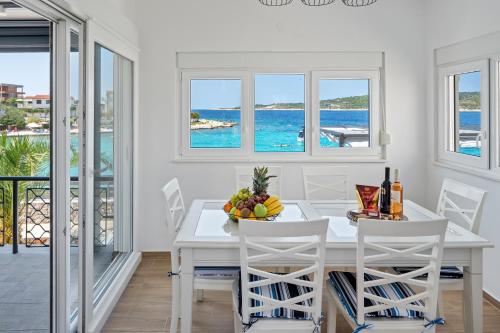 Beachfront family-friendly house with hot tub Kanica, Rogoznica - 16304