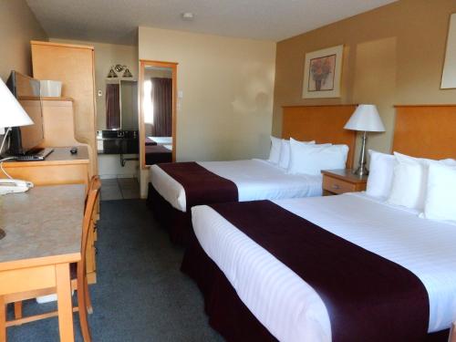 Ein Bett oder Betten in einem Zimmer der Unterkunft Canadas Best Value Inn & Suites-Vernon