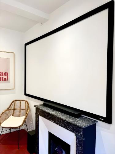 Elle comprend une télévision à écran plat installée au-dessus d'une cheminée. dans l'établissement cinéma & balnéo privatifs, à Montfrin