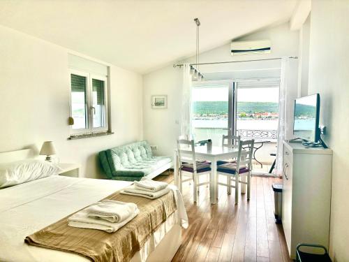 Posteľ alebo postele v izbe v ubytovaní Apartments by the sea Sukosan, Zadar - 9711