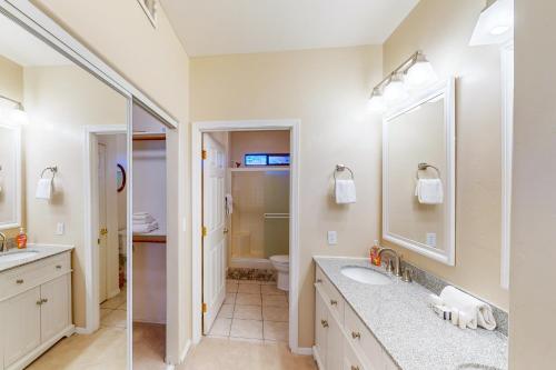 ein Badezimmer mit Waschbecken, Toilette und Spiegel in der Unterkunft Vistoso Resort Casita #132 in Tortolita