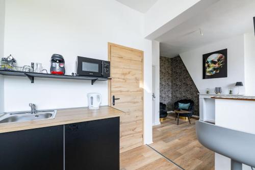 une cuisine avec un évier et un plan de travail dans l'établissement Les Appart'Hôtels Du Calaisis - 201 Skully - Hyper centre & Proche plage, à Calais