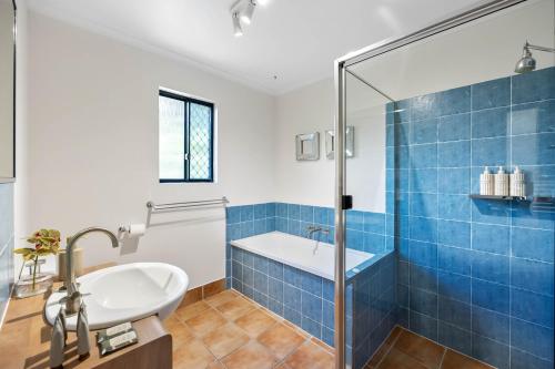 Un baño de Beachside 4-Bed Retreat with Study Nook & Views